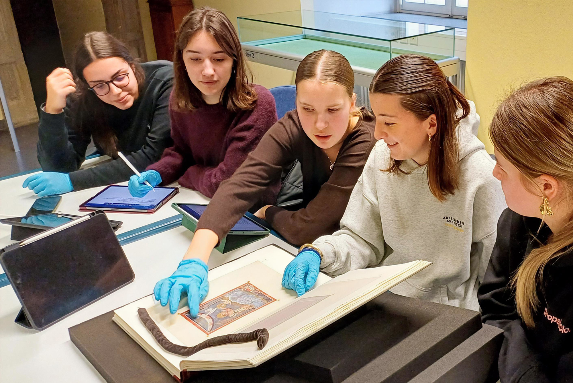 Einblicke in die mittelalterliche Buchmalerei mittels wertvoller Faksimiles